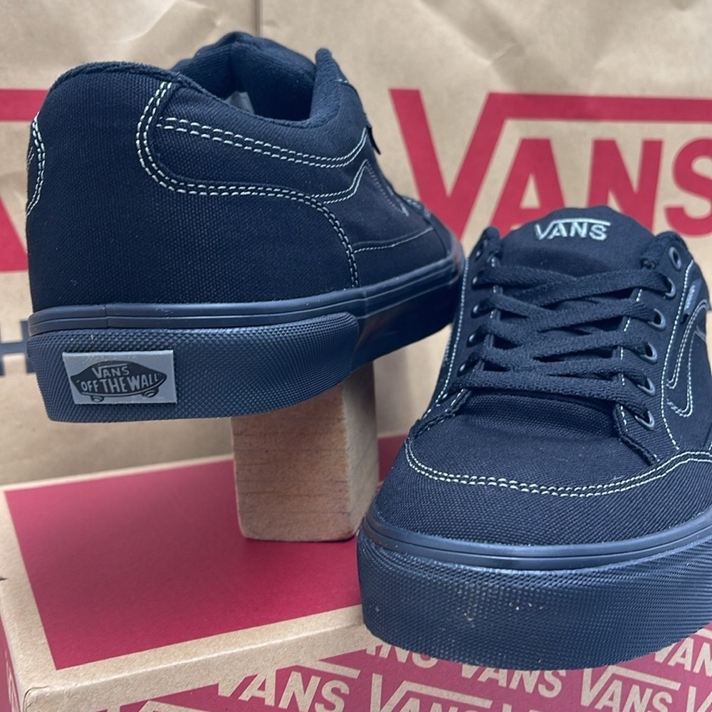 Vans Men’s Bearcat (Canvas) Black/Black
VN000DT2186
Sneakers - Picture 11 of 16